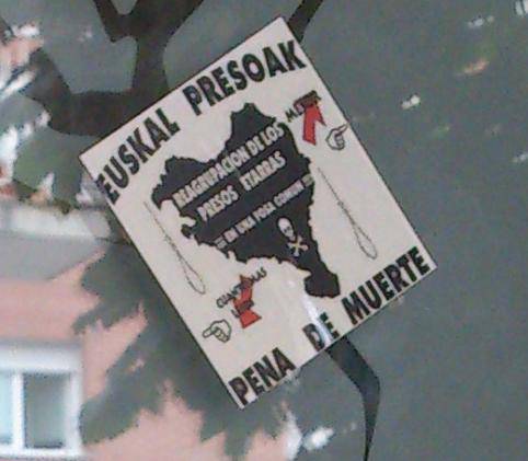 Presoen aurkako pegatinez josia 
azaldu zen 
herenegun Hernaniko egoitza