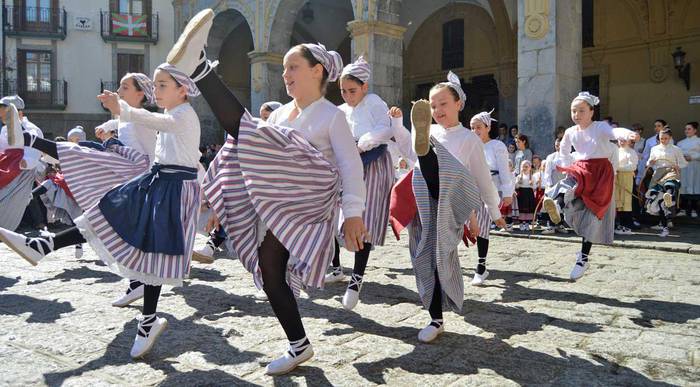 Euskal Herri osoa dantzan gaur, Plazan