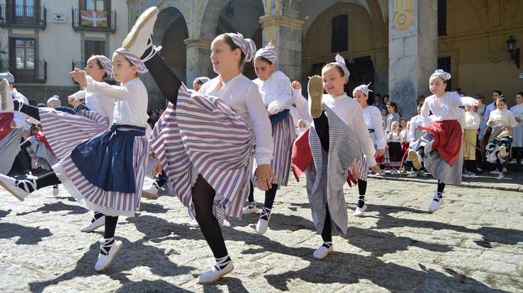 Euskal Herri osoa dantzan gaur, Plazan