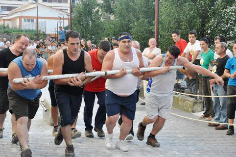 Auzotarrak nagusi, zaldiaren kontrako desafioan, jaien azken egunean