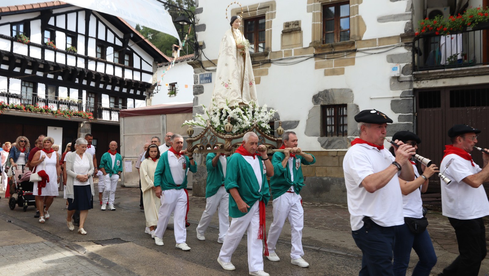 Sagardoa, dantza eta zezenak izanen dira protagonista gaurkoan, Goizuetan