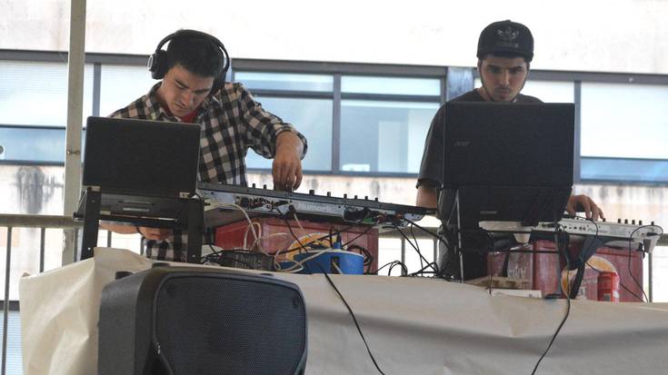 Hip hop doinuek girotu zuten arratsaldea
