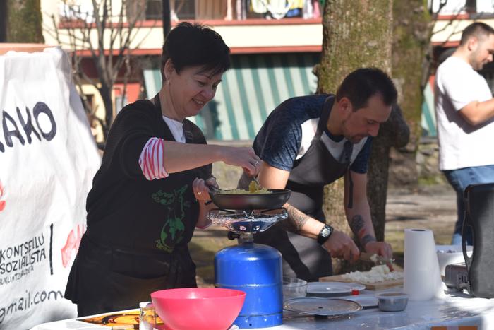 Tortillaz bete zuten Tilosetako plaza, larunbateko dastaketan