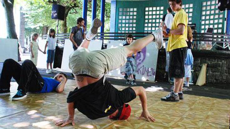 Musika, dantza eta graffitien bueltan bildu ziren atzo inguruko 
Hip Hop zaletuak 