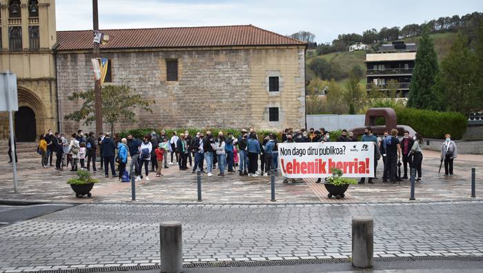 'Non dago diru publikoa? Lehenik herria', lemapean bildu ziren Zinkoenean