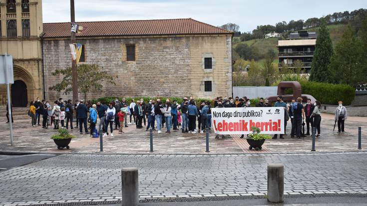 'Non dago diru publikoa? Lehenik herria', lemapean bildu ziren Zinkoenean