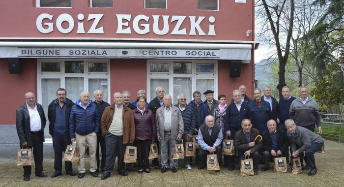 Lanean pasatako urteak ederki ospatu zituzten maiatzaren 1ean 