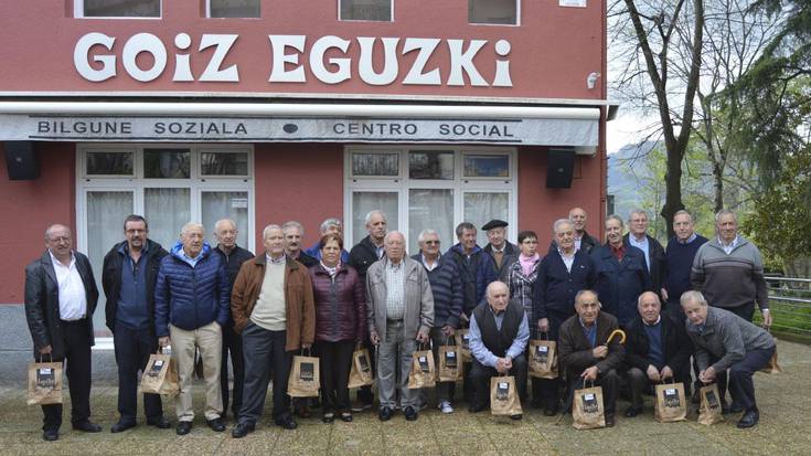 Lanean pasatako urteak ederki ospatu zituzten maiatzaren 1ean 