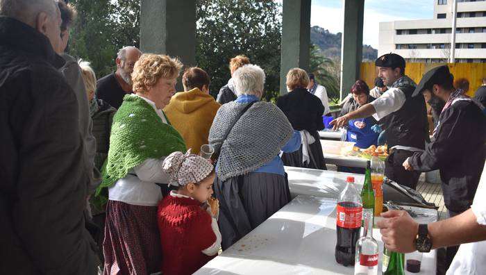 Txistorra jaten jarraituko dute gaur, Portu eta Lizeaga auzoek