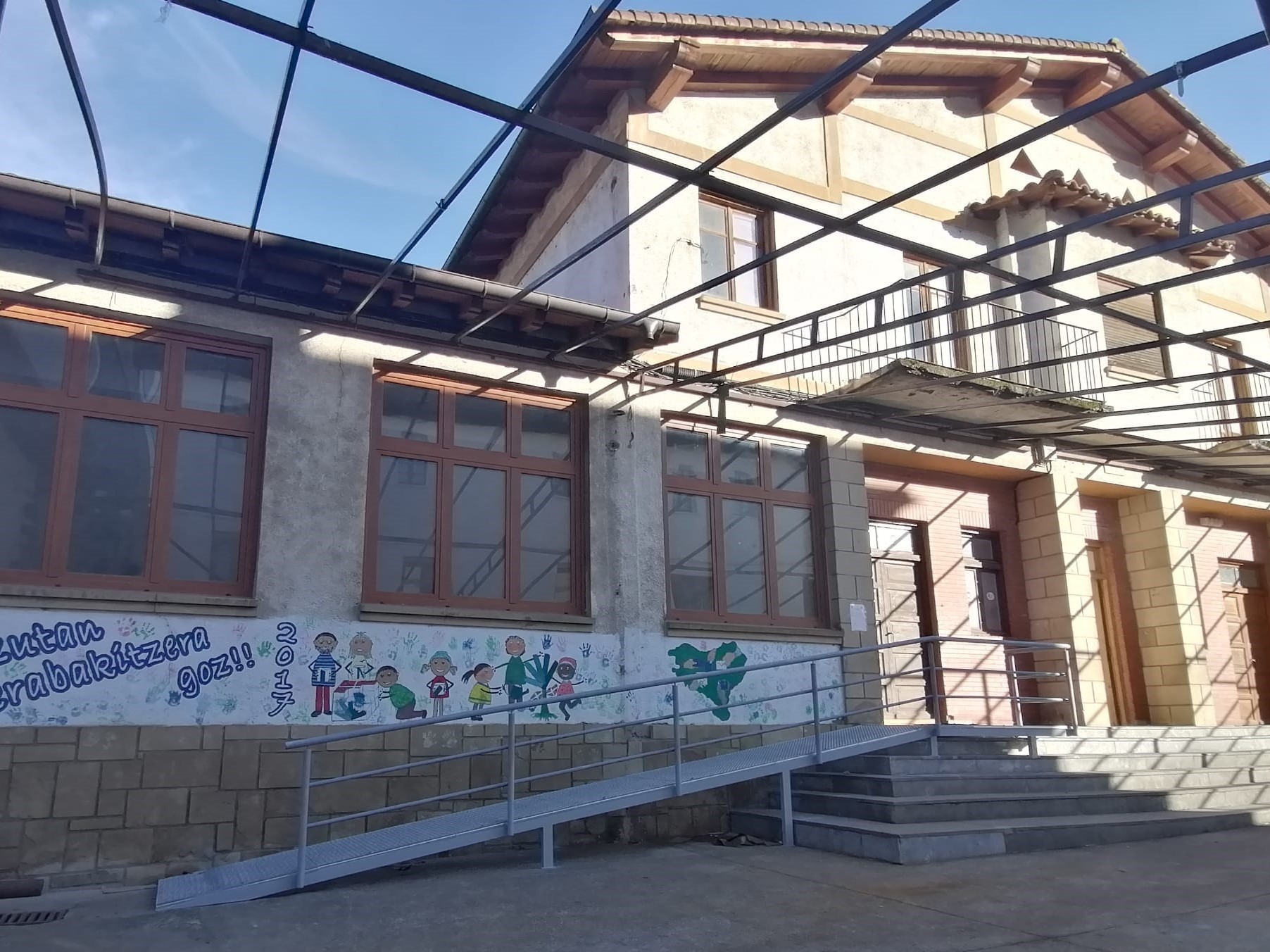 Arrapala jarri da Guraso Elkarteko lokalaren sarreran