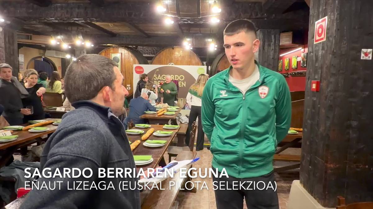 Eñaut Lizeaga, txotx irekierako omenduetako bat etxean