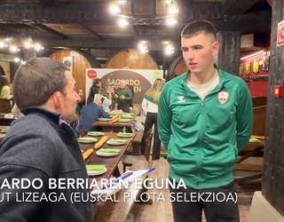 Eñaut Lizeaga, txotx irekierako omenduetako bat etxean