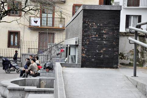 Plaza Berriko arranplak barandilla behar du. 