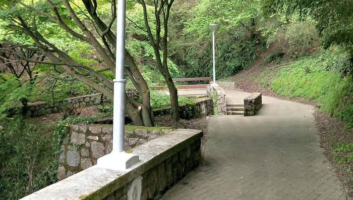 Maskarrene bidea argiztatuta, farola berriei esker