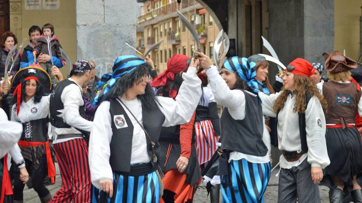 Konpartsen mozorroek eta dantzek  koloreztatu zuten eguna