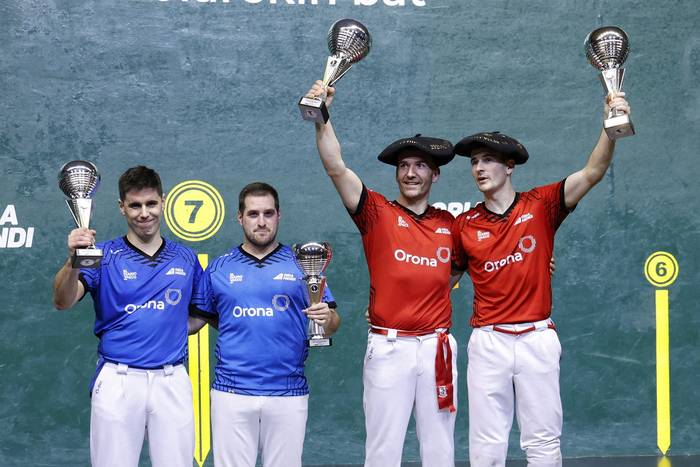 Ansak eta Zubirik jantzi zuten Binakako txapel preziatua