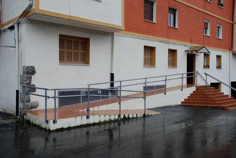 Ezinduentzako ranpa kenduko dute epailearen aginduz, Akarregi auzoan