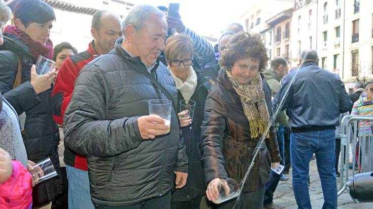Txootx... kupeletik edalontzira, eta barrura 2017ko aurreneko sagardo tragoxka!