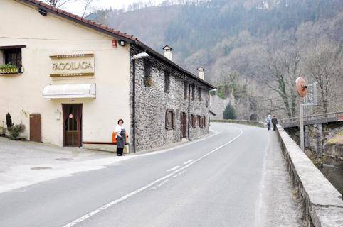 Bidea moztuko dute gaur gauean Fagollagan 