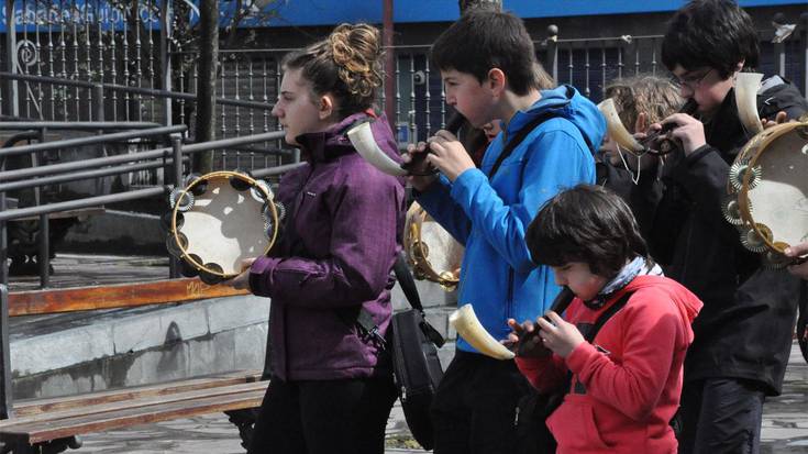 Musika nagusi hilabete osoan zehar  eta herriko txoko guztietan