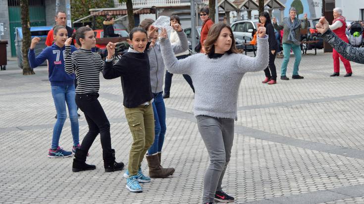 Plaza dantzekin zita bihar, Joseba Barandiaran plazan