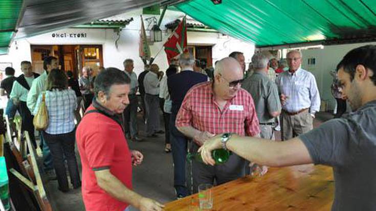 200 txakolin botila eta 1.000 pintxo, 
Santa Barbara elkartean