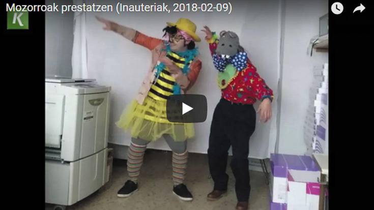 Edozein jantzi, trapu eta kolore; ezarritako arauekin umoretik puskatzea hobe!