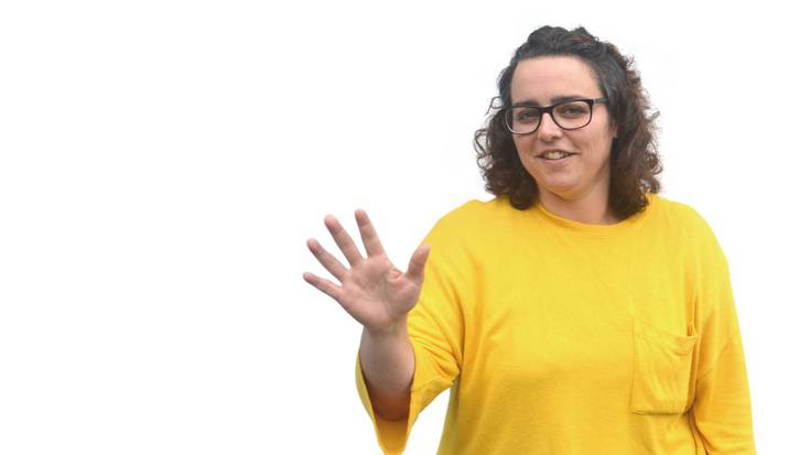 Alazne Benitez: «Gortasuna ikusten ez den ezgaitasuna izanik, zeinu hizkuntzak muga horiek puskatzen ditu»