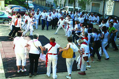 Ereñotzu eta Goizuetako Ozenki eta Umore Ona abesbatzek primerako jai giroa jarri zuten atzo