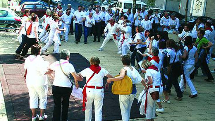 Ereñotzu eta Goizuetako Ozenki eta Umore Ona abesbatzek primerako jai giroa jarri zuten atzo