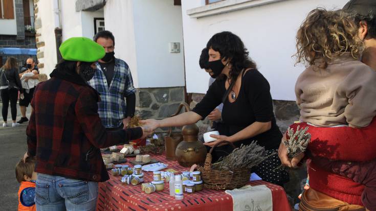 Giro ederra lagun, denek itxaron zuten txanda, zirkuituan sartu eta bertako ekoizleen postuak ikusteko