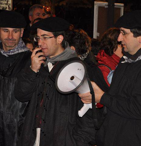 Urteak joan eta urteak etorri,
errondarekin bertso giroa beti