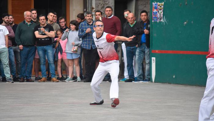 Irun eta Baztango Txapelketak jokoan, bailarako pelotariek