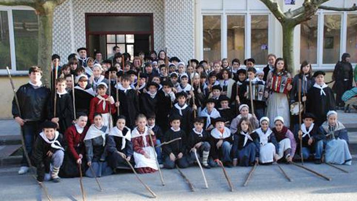 Eztarriz sano eta gogoz kantatu zuten atzo santaeskean ibili ziren taldeek