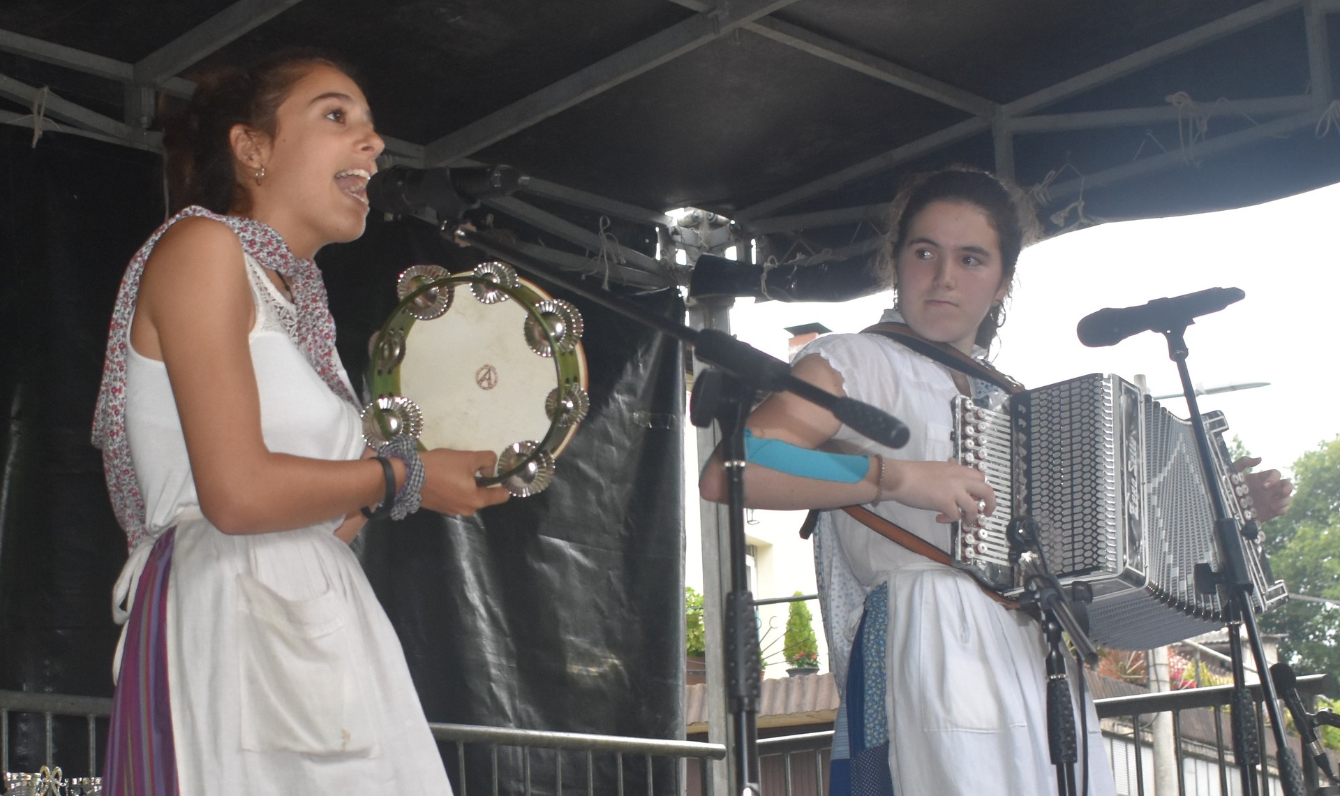 Trikitixa sasoi bikaina, bailarako bi bikotek