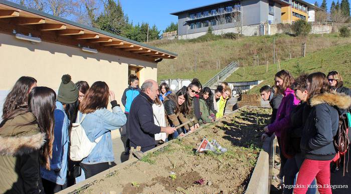 «Gure eskaintza ez da parentesi bat eskolarekin, kate bat baizik»