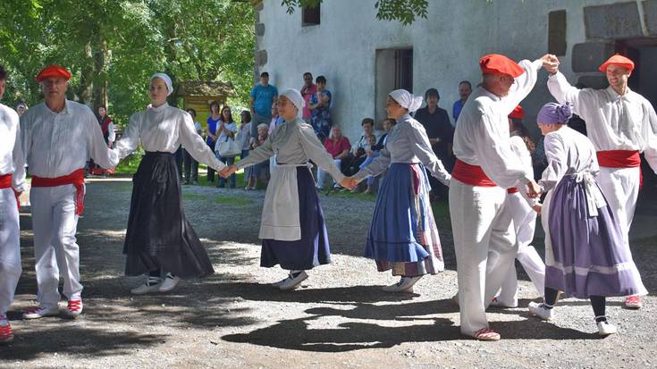 Ajearekin utzi dute festek, Santiomendiko ermita ere