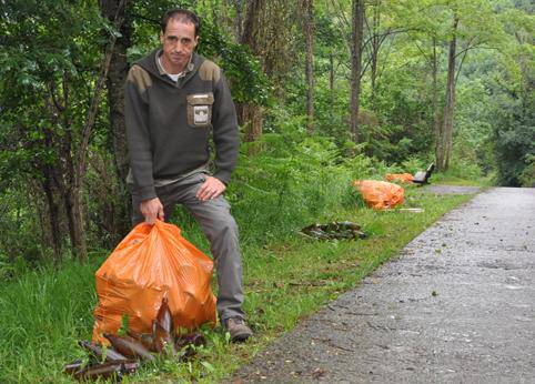 «Bostehundik gora garagardo botila jaso ditugu Santa Barbaran, 4 tona zabor inguru»
