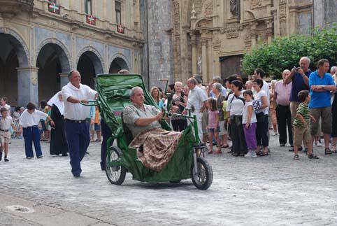 San Joanetako karroza prestatzeko laguntza 
