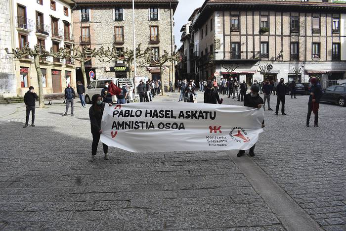 Pablo Haselen atxiloketa salatzeko protesta egin zen Plazan