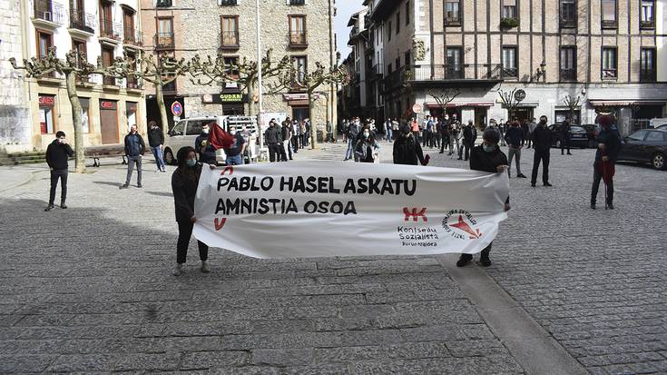 Pablo Haselen atxiloketa salatzeko protesta egin zen Plazan