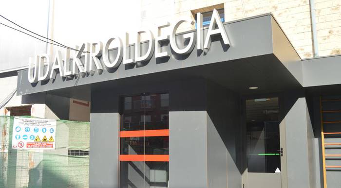 Bihar eta etzi itxita, kiroldegia