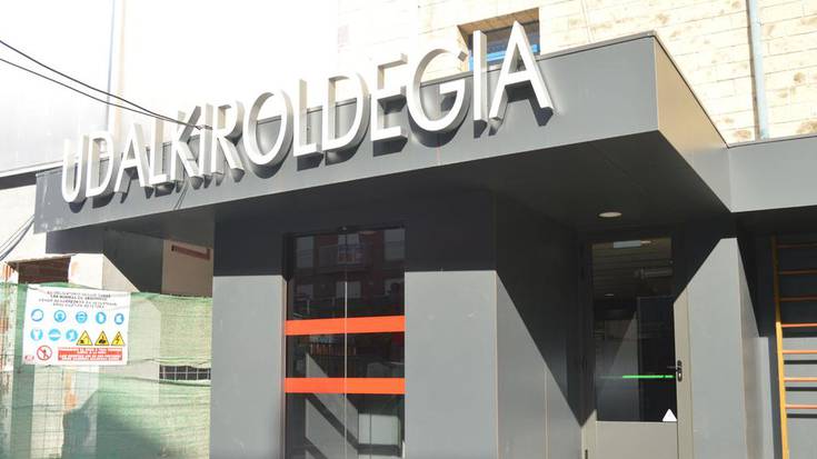 Bihar eta etzi itxita, kiroldegia