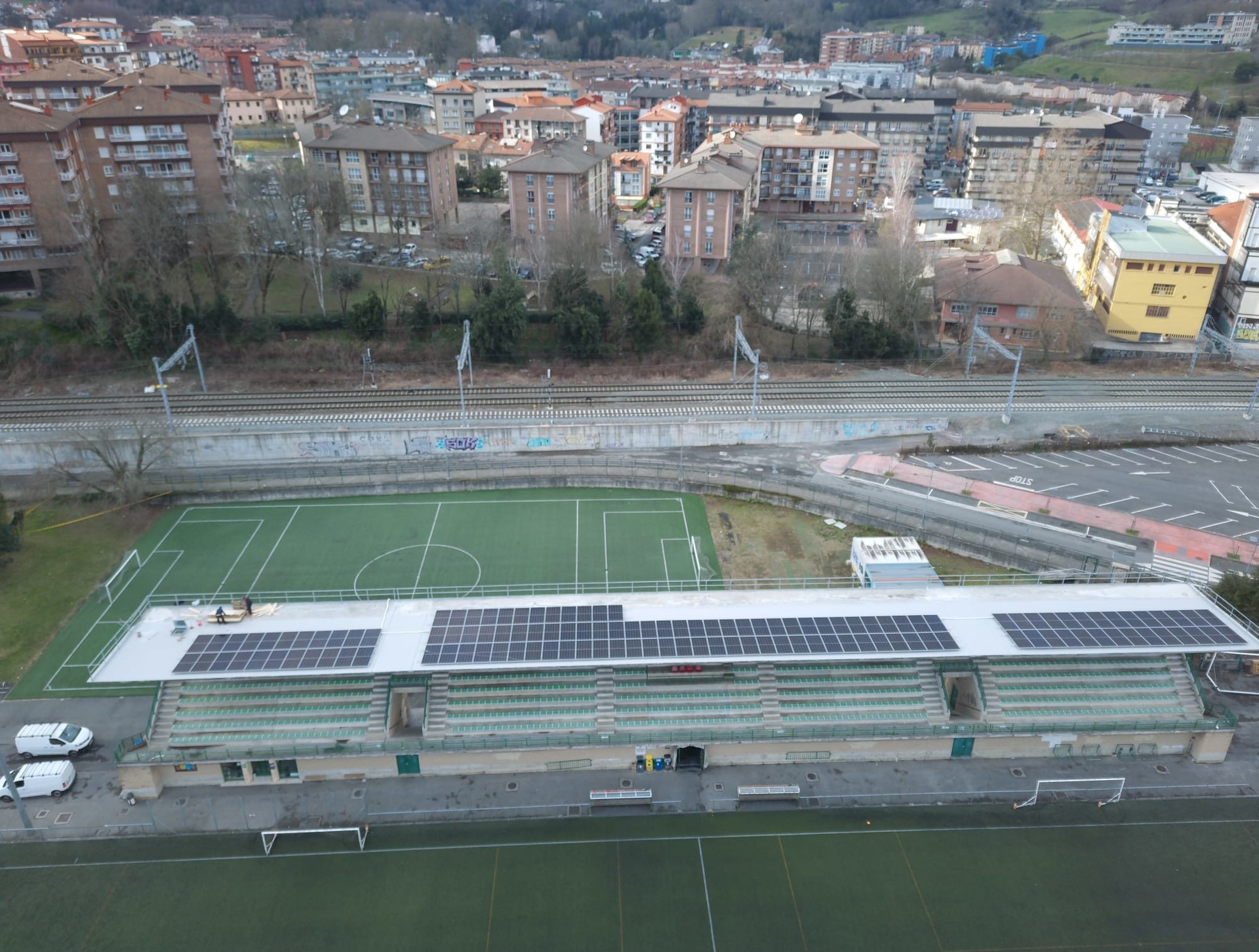 Zubipeko instalazio fotovoltaikotik energia jasotzen hasi dira 87 pisu