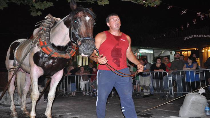 Imanol ‘Paolla’ eta Asteasuko Itxaso Arruti aurrez aurre beraien zaldiekin Martindegin