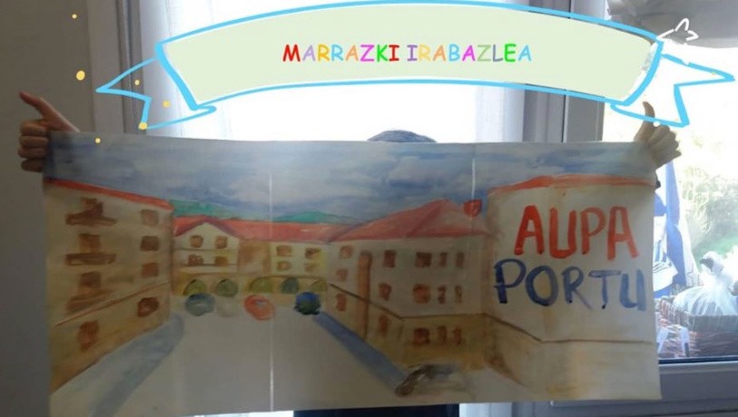 Makina bat ekintza Portuko balkoietan, auzotarrak elkartzeko