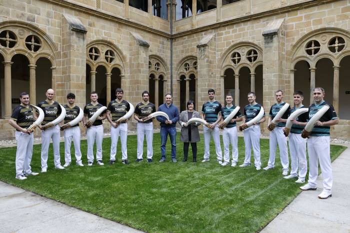 Bi mailetako erremontistak elkarrekin, bihar hasiko den Berria Txapelketan