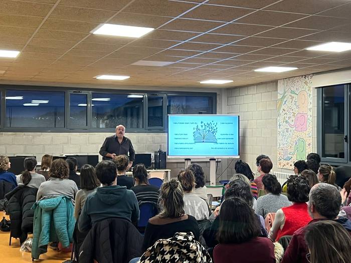 Hezkuntza komunitatea eraikitzera bidean,  martxan jarri du formazio zikloa Langile ikastolak