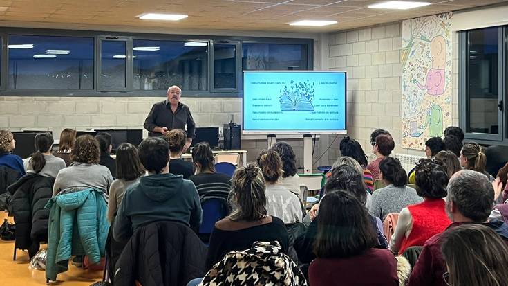 Hezkuntza komunitatea eraikitzera bidean,  martxan jarri du formazio zikloa Langile ikastolak