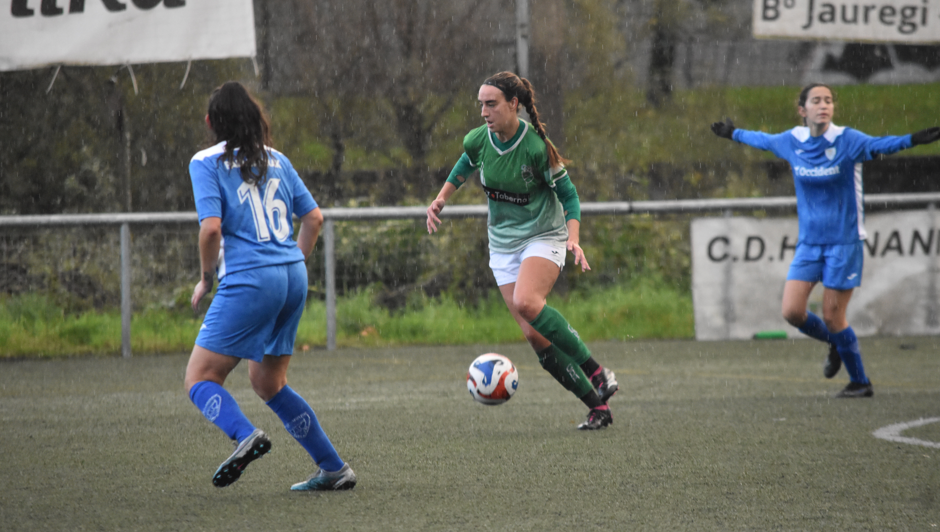 Berdinketa bat eta bi porrot asteburuan bailarako futbol taldeek